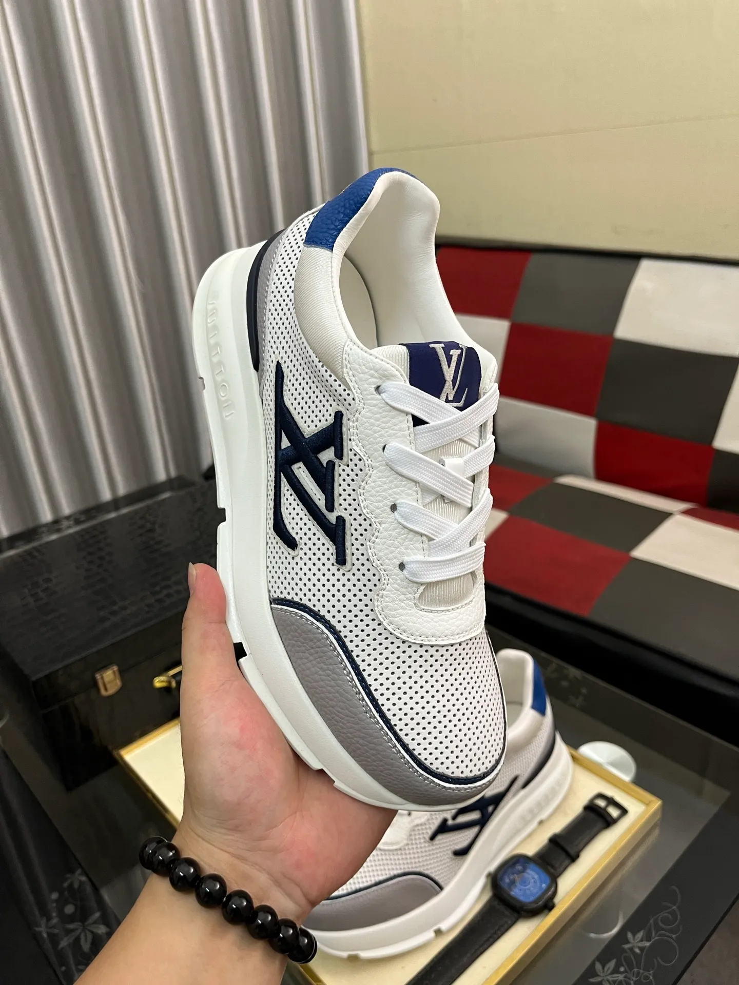 Men's shoes 💰440⌚️⌚️【LOUlS VUlTTON】Louis Vuitton ~ unique and casual style. LV counter purchasing 🏃casual shoes😍😍 are on sale at the men's counter at the same time. Italian imported brands select top-layer Italian cowhide. 🐑Sheepskin lining (refuses to discolor and rub feet) Sole: Original sole specially provided by the original factory 🎬Better in kind Code number: 38-446⃣️Color selection